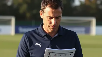 El director deportivo ha renovado profundamente el equipo con siete fichajes y quince salidas, mostrando satisfacción con...