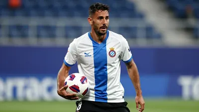 Espanyol seeks to strengthen its defense with a left-back, following the departure of several players in the area and the...