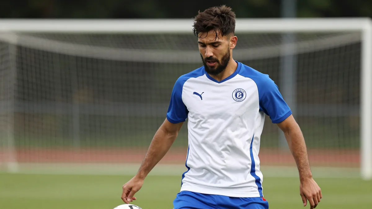 El central balear Pablo Ramón se une al Racing de Santander a título definitivo y firma por tres temporadas, mientras que...