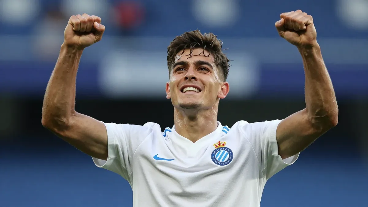 Marcos Fernández scored in the 97th minute to salvage a 1-1 draw against Sevilla, who played with ten men for over 40...