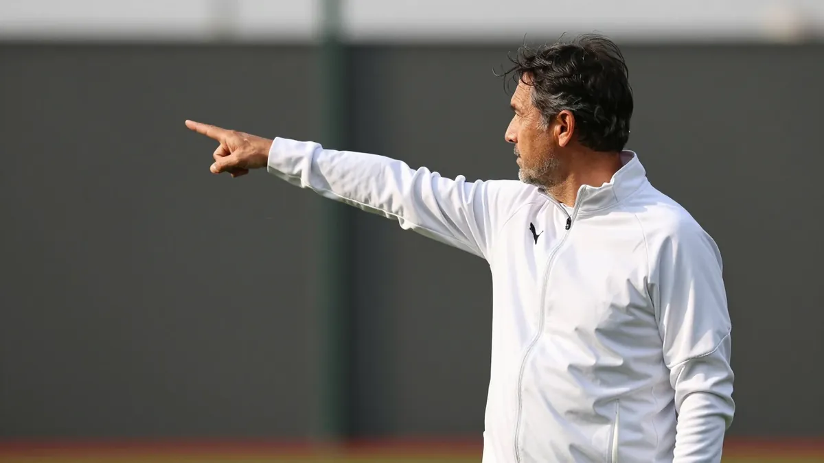 El técnico mantiene el cargo de forma provisional para dirigir al equipo en Sestao, mientras el club, 18.º en Liga con 8...