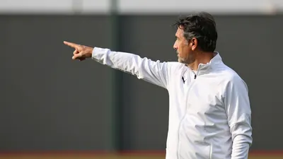 El técnico mantiene el cargo de forma provisional para dirigir al equipo en Sestao, mientras el club, 18.º en Liga con 8...